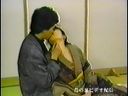【無修正】１９８０年代後半のおしとやか女優、千秋真琴さん。本作では男優・橘直樹との生姦２回戦をご覧いただけます。和服姿で登場する真琴さん、先ずは室内でカラミを行います。